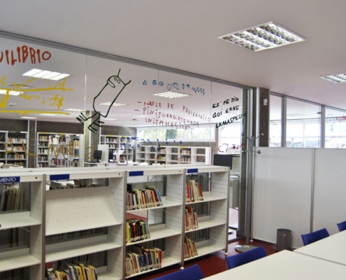 Instalación de vinilos en biblioteca de Bustarviejo