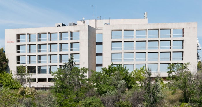 Edificio con láminas solares de espejo