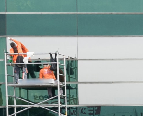 Instalación de láminas solares en edificio de oficinas