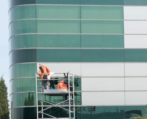 Instalación de láminas solares para ediciios