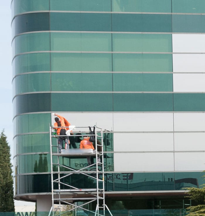 Instalación de láminas solares para ediciios