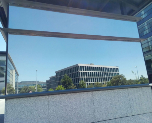 Lámina solar espejo en edificio