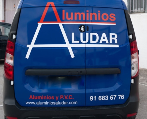 Rotulación furgoneta de empresa de aluminios