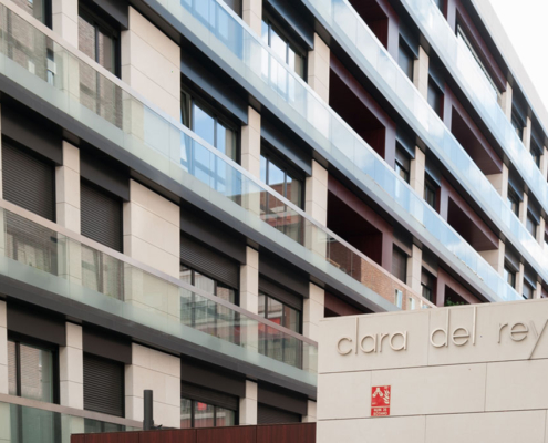 edificio con balcones con vinilo para adecuación al CTE