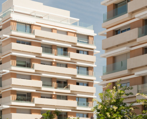 edificio con terrazas con vinilo para adecuación al CTE